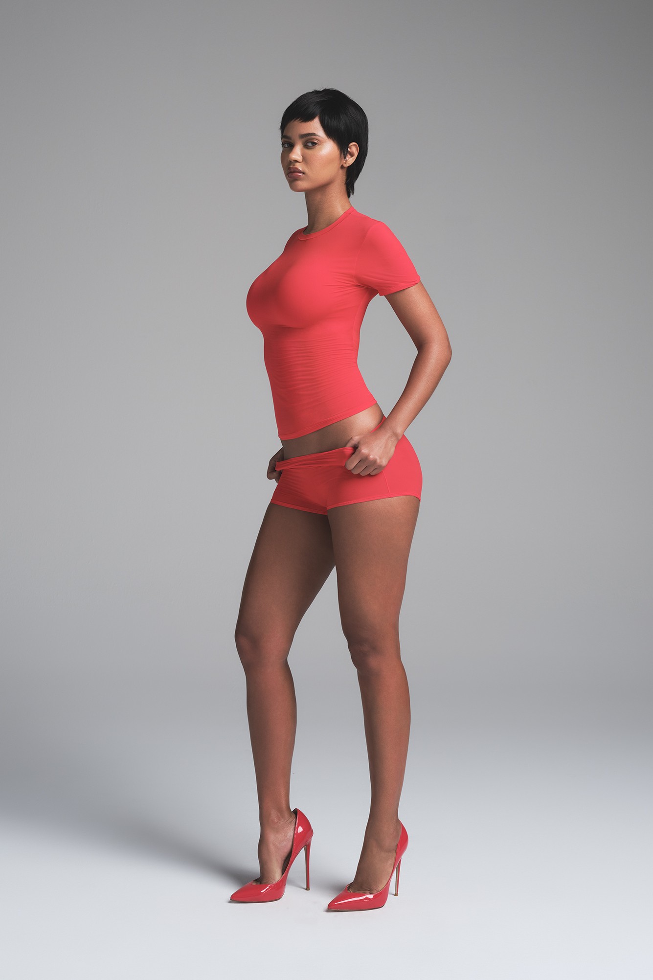 תמונת כל הלוק של SHORT SLEEVE T-SHIRT